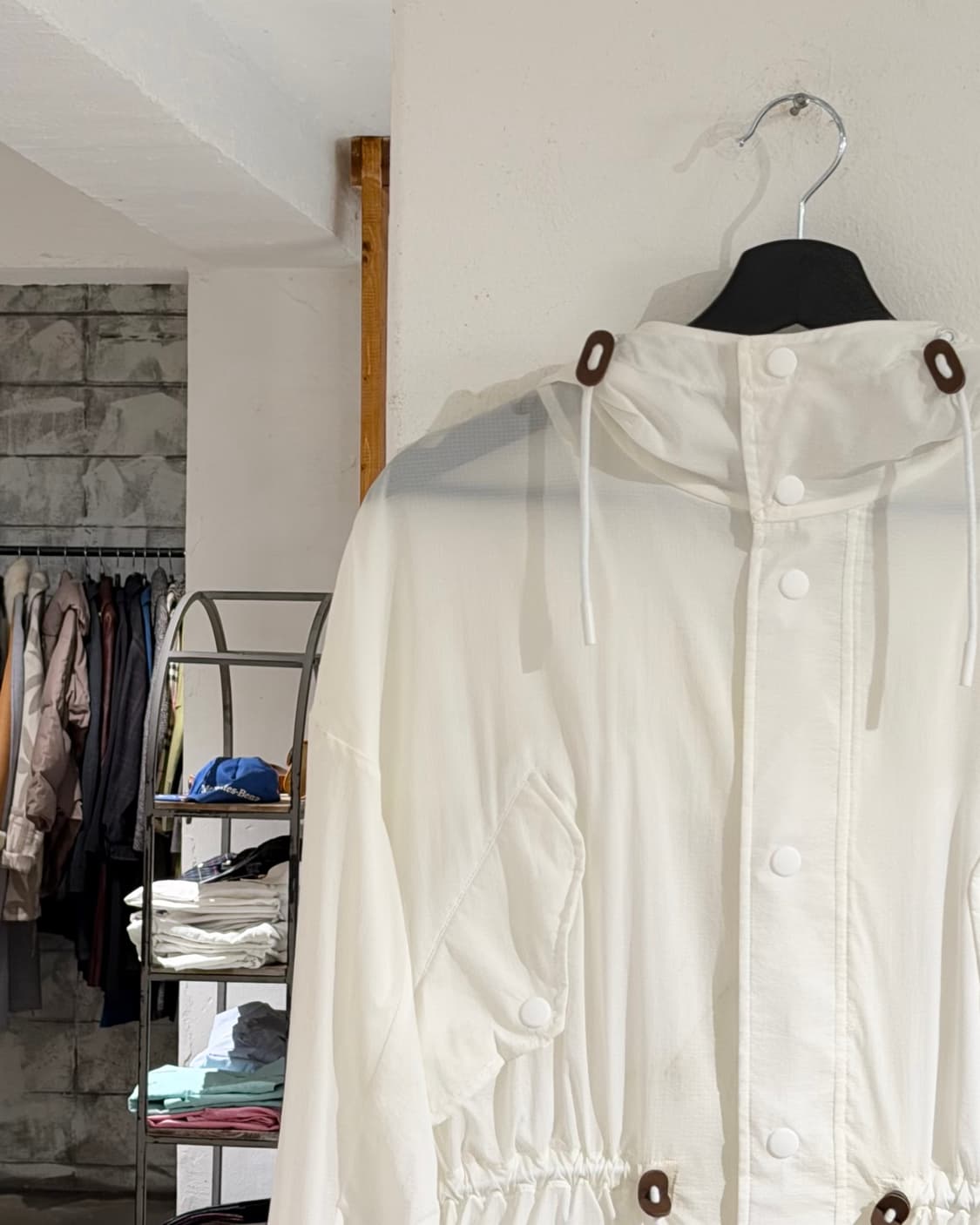 몽벨 화이트 나일론 후드 스트링 윈드브레이커 자켓 상품이미지2