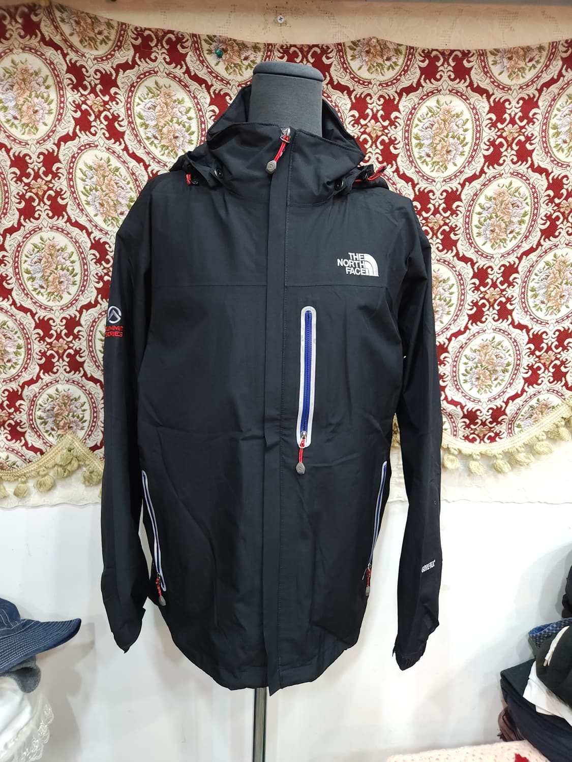 노스페이스 서밋시리즈 고어텍스 바람막이

 상품이미지1