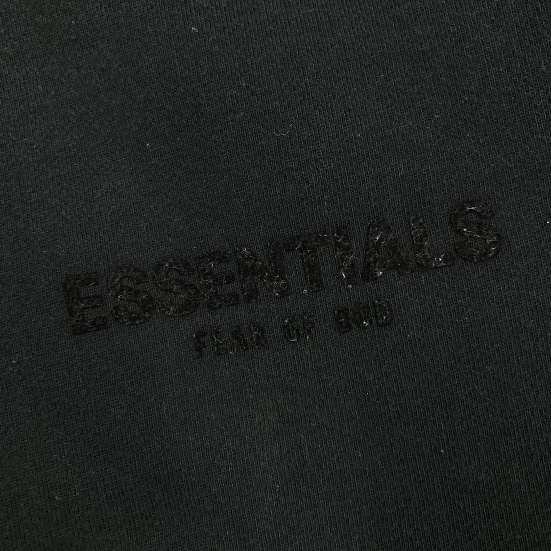 에센셜 피어 오브갓 블랙 컬러 스펠아웃 맨투맨 상품이미지3