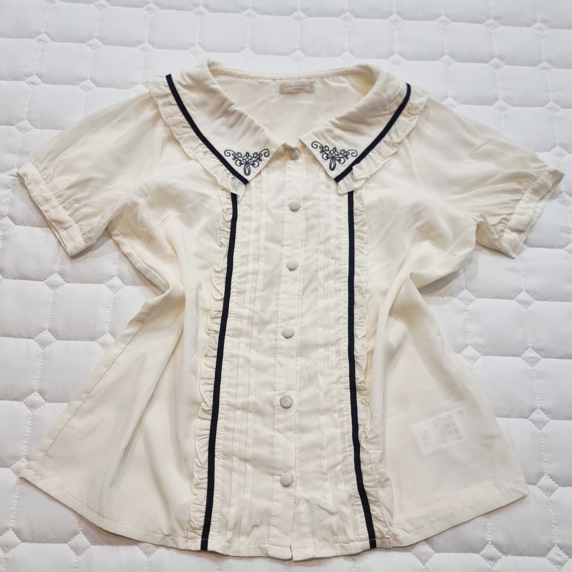 axes femme 포르메이츠 크림바닐라 자수 카라 프릴 블라우스 상품이미지2