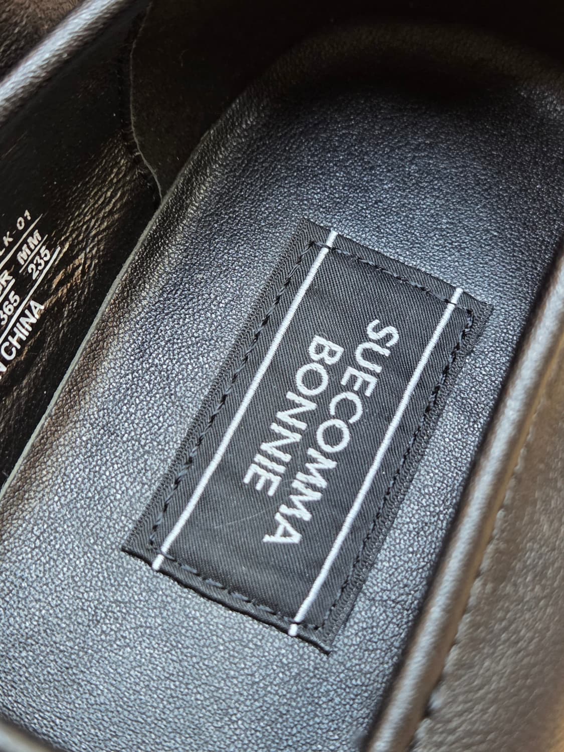 슈콤마보니 블랙 색상 여성구두 235mm입니다. 앞쪽에 큐빅 장식이 달 상품이미지9