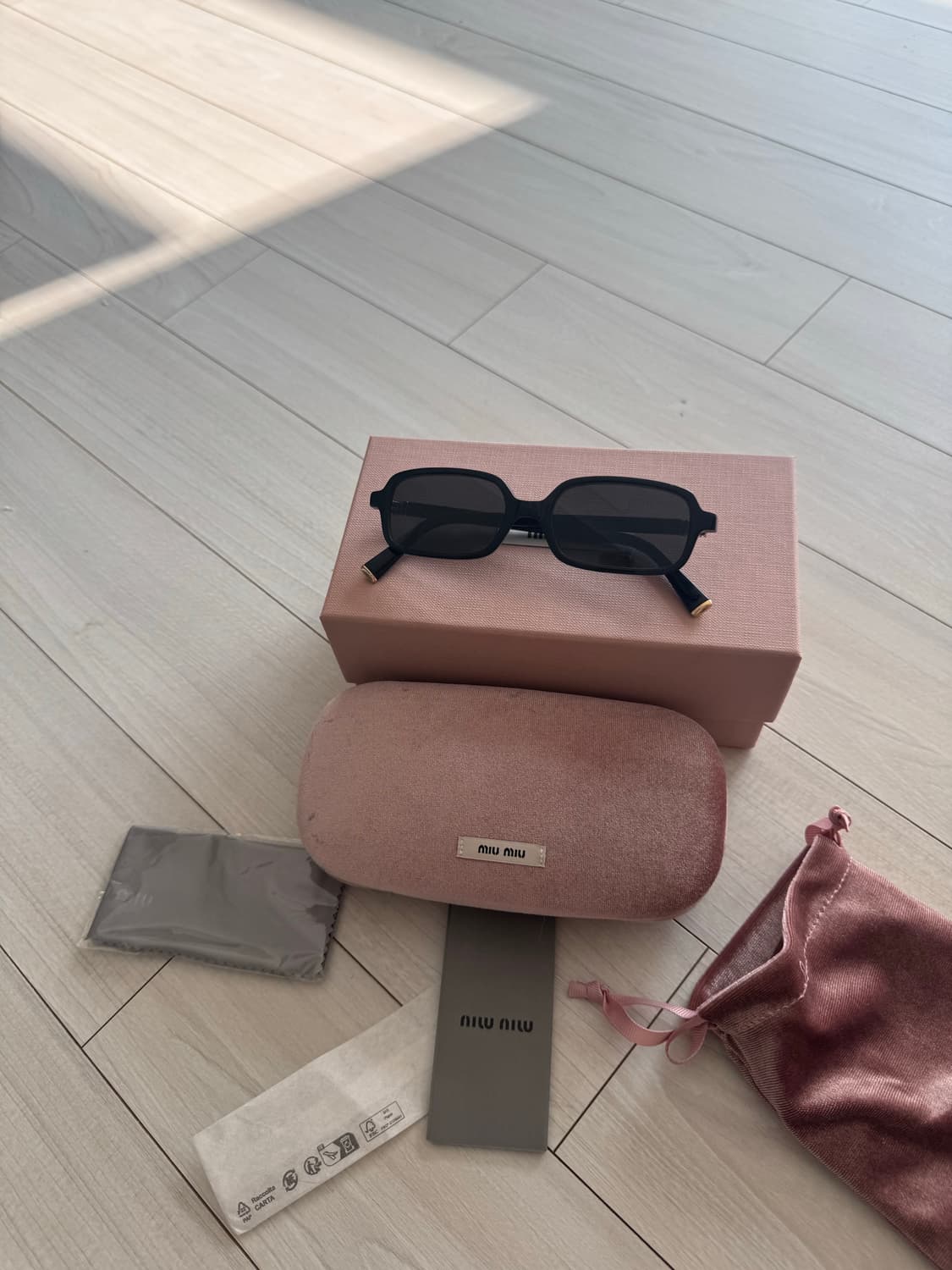 미우미우 리가즈 블랙 선글라스 0MU 11ZS 16K5S0 상품이미지5