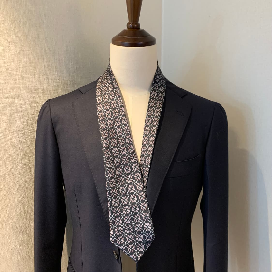 에르메스(HERMES) 블랙컬러 기하학적패턴 명품넥타이 최상급 A+ 상품이미지1