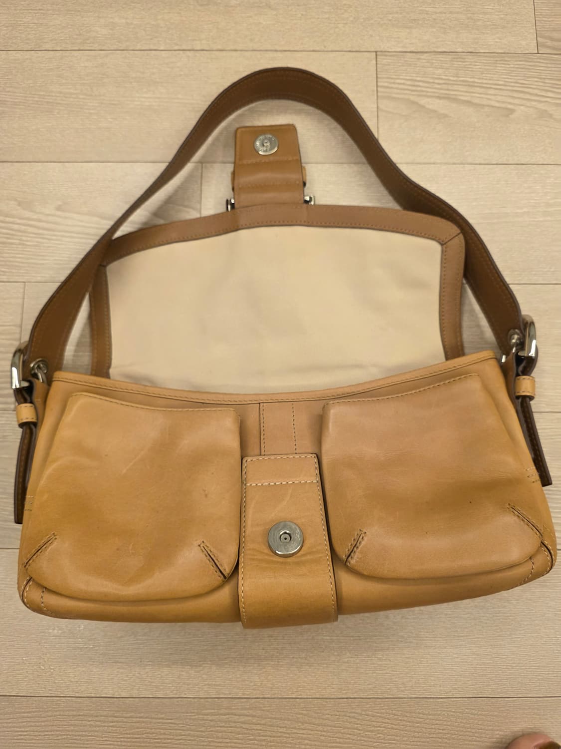 코치 가죽 숄더백 상품이미지4