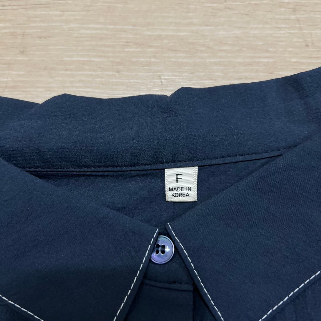 미우미우 여성 자수 로고 사이드 파이핑 반팔 블라우스 [네이비] Free 상품이미지6