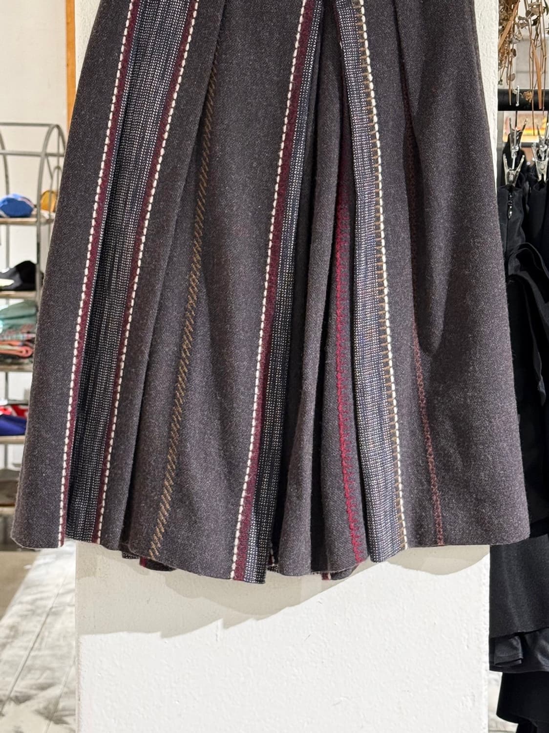 드리스 반 노튼 울 스트라이프 패널 플리츠 미디 스커트 상품이미지3