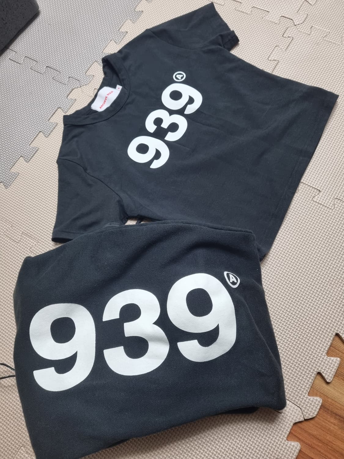 아카이브볼드 크롭 반팔 티셔츠 + 939

바지 S 세트 상품이미지1