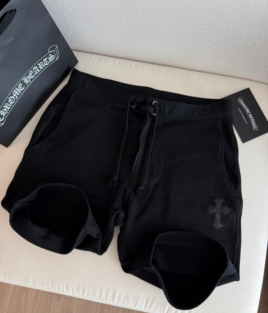 크롬하츠 크로스 레더 패치 스웨트쇼츠 블랙 상품이미지6