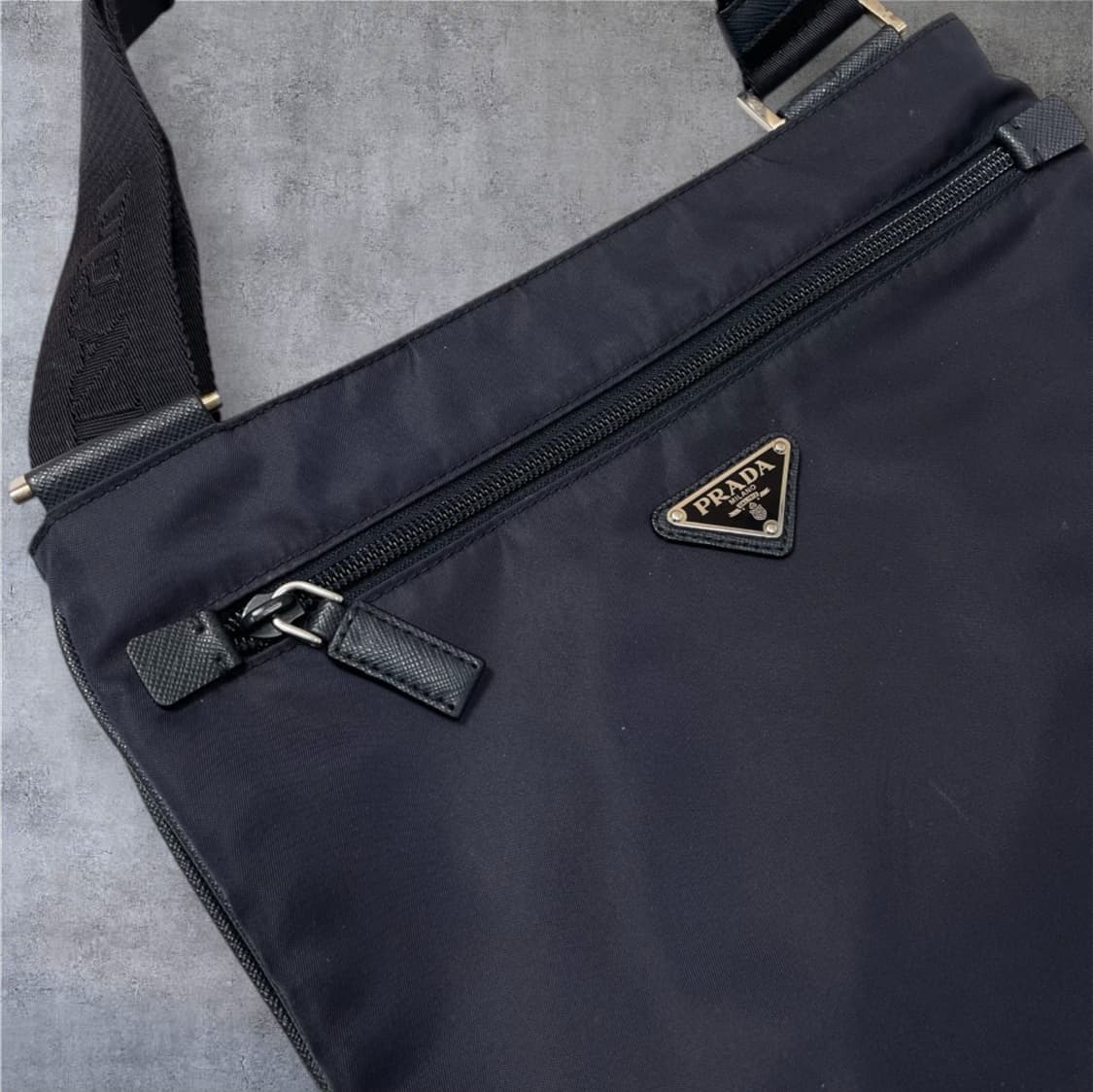 프라다 Prada 네이비 테수토 사피아노 크로스백 상품이미지2