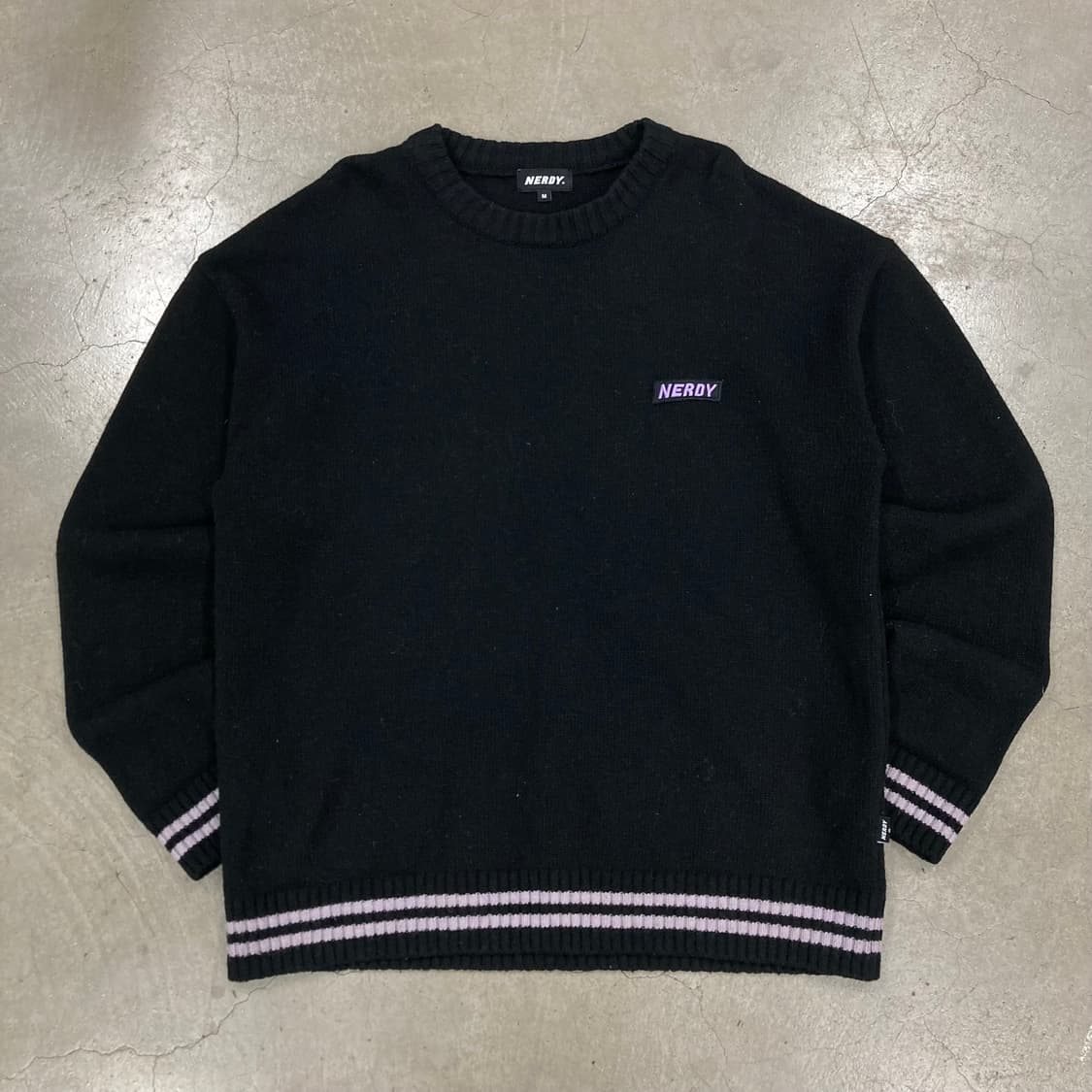 널디 블랙 컬러 스펠아웃 빅로고 니트 상품이미지2