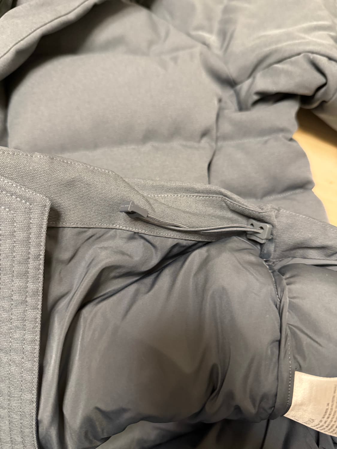 룰루레몬 남성 구스다운 패딩 M사이즈입니다. 색상은 무난한 하늘빛색상 , 상품이미지9