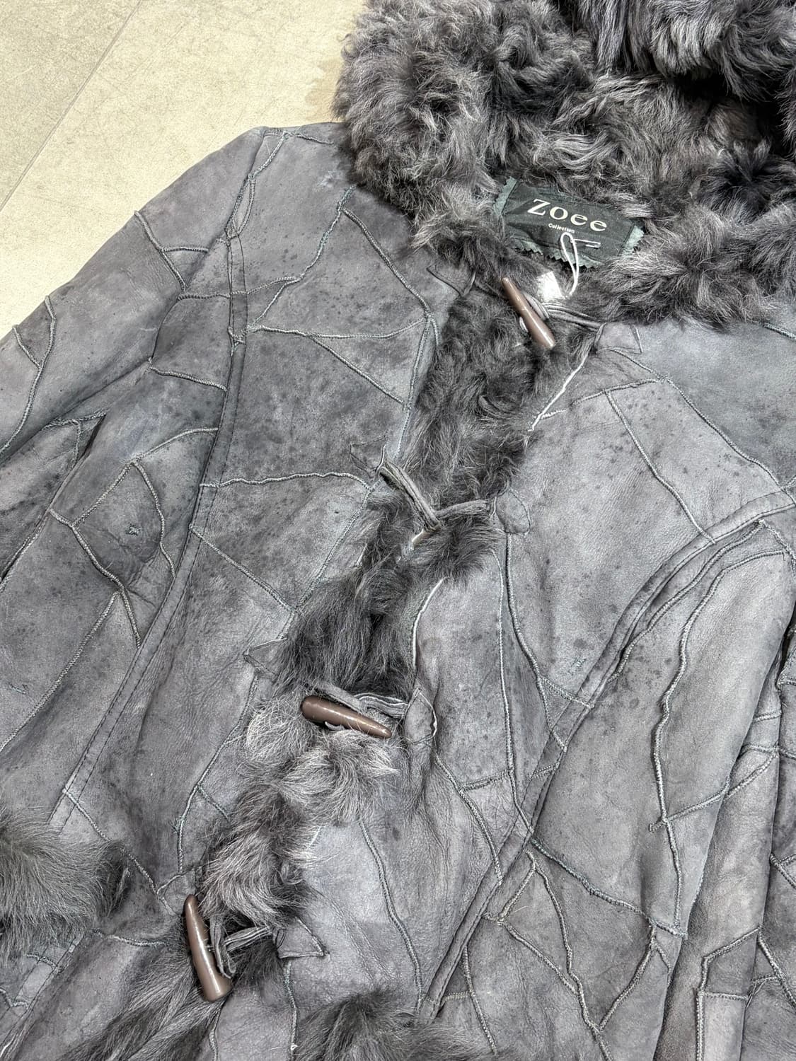 Zoee 갸루 차콜 퍼 무스탕 떡볶이 코트 상품이미지7