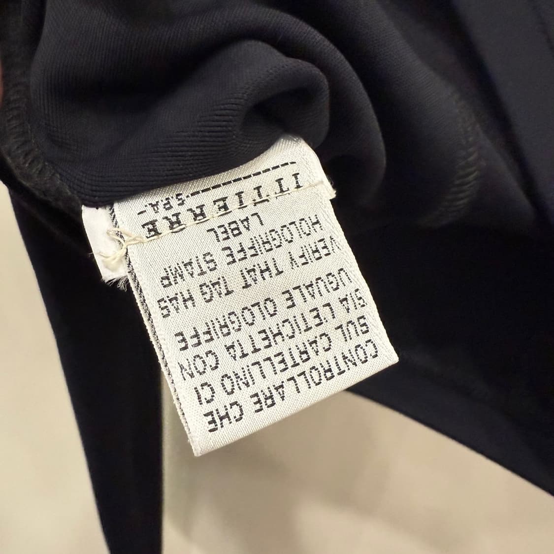 VERSACE 폴리 기능성 스판소재 풀오버집업 크롭 져지입니다. 상품이미지5