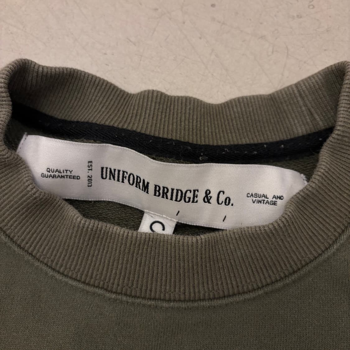 유니폼브릿지 아치로고 카키 맨투맨 상품이미지3