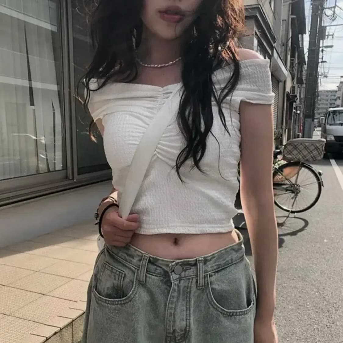 애니원모어 몬티 오프숄더 셔링 나시 티셔츠 상품이미지3