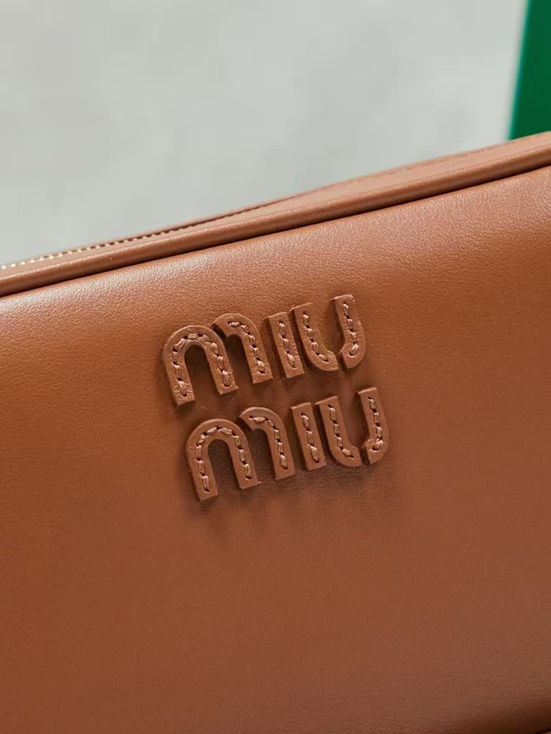 미우 미우 레더 파우치 꼬냑 상품이미지4