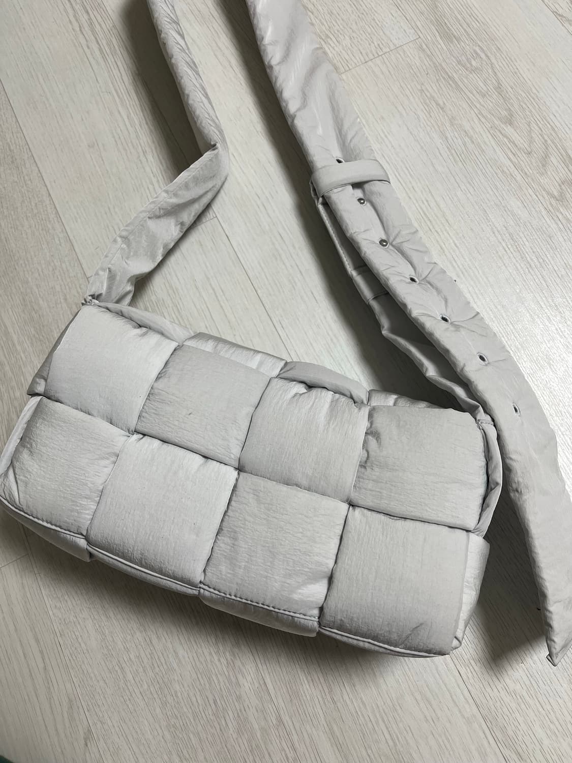 보테가 베네타 / 패딩 카세트 백 / 그레이 / 사이즈 M 상품이미지5