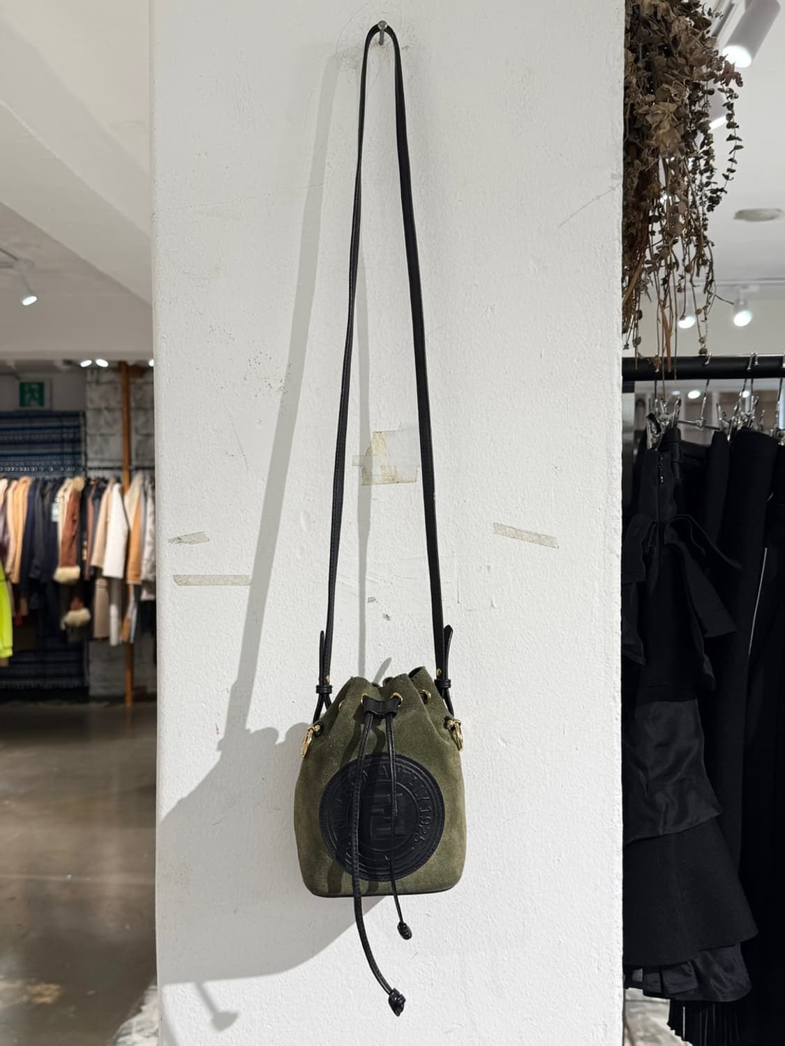 펜디 카키 몬트레조 미니 스웨이드 버킷백 상품이미지2