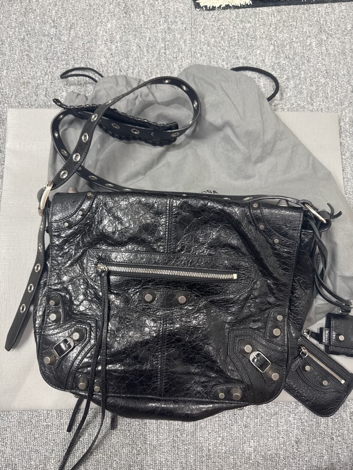 발렌시아가 르 카골 메신저백 미디움 블랙 상품이미지1