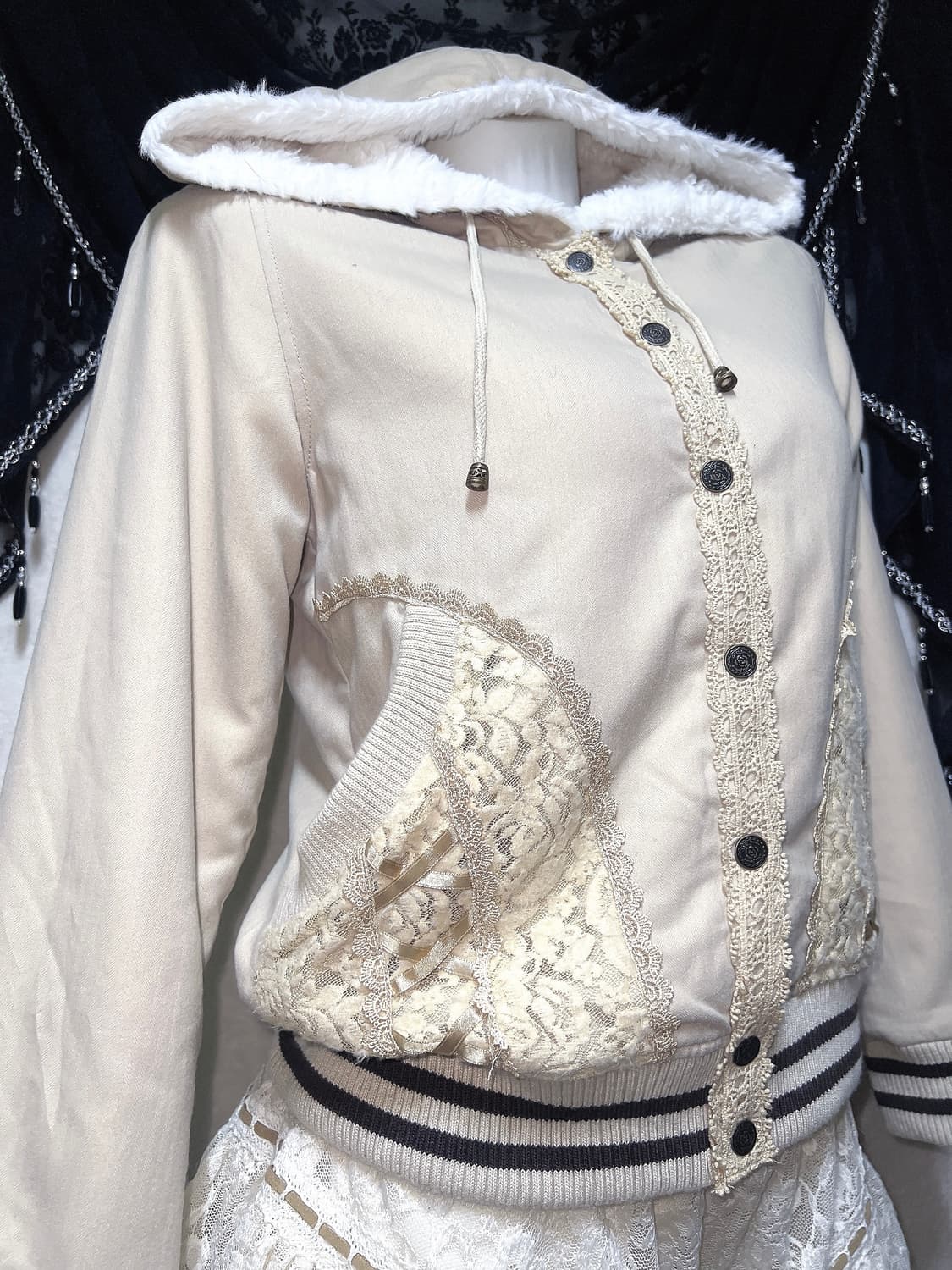 엑시즈팜 레이스 퍼후드 점퍼 자켓 라떼갸루 로맨틱 로걀 모리 핀터 하치 상품이미지2