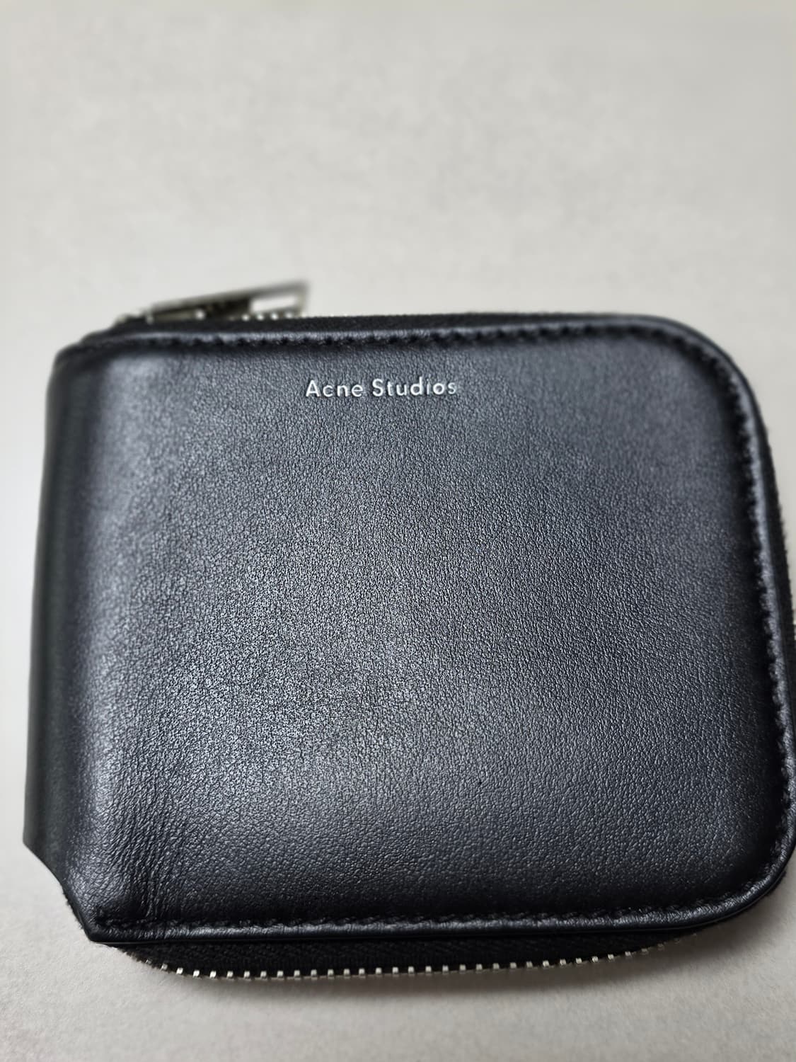 아크네 스튜디오 블랙 가죽 반지갑  zip wallet 상품이미지1