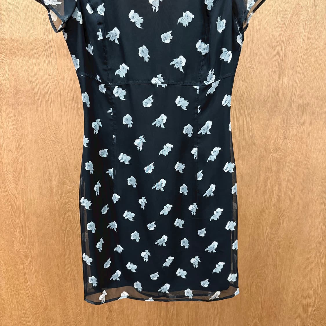 막스앤코 슬림핏 시폰 미디 원피스 화이트 플라워 프린트 패턴 디테일 블랙 상품이미지5