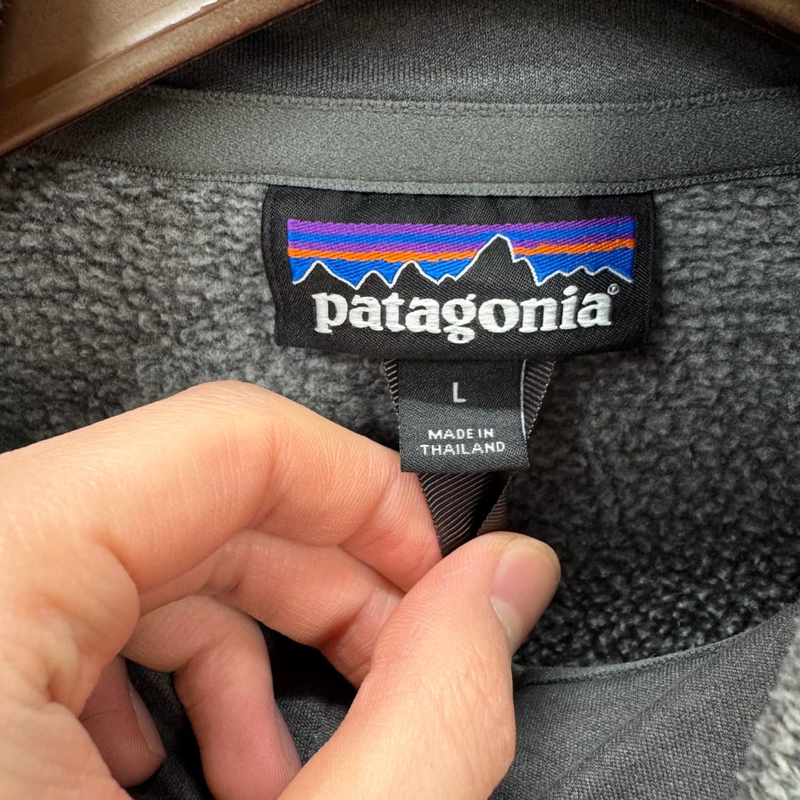 파타고니아 플리스 솔리드 하프 집업 자켓 사이드 집업 디테일 차콜 상품이미지6