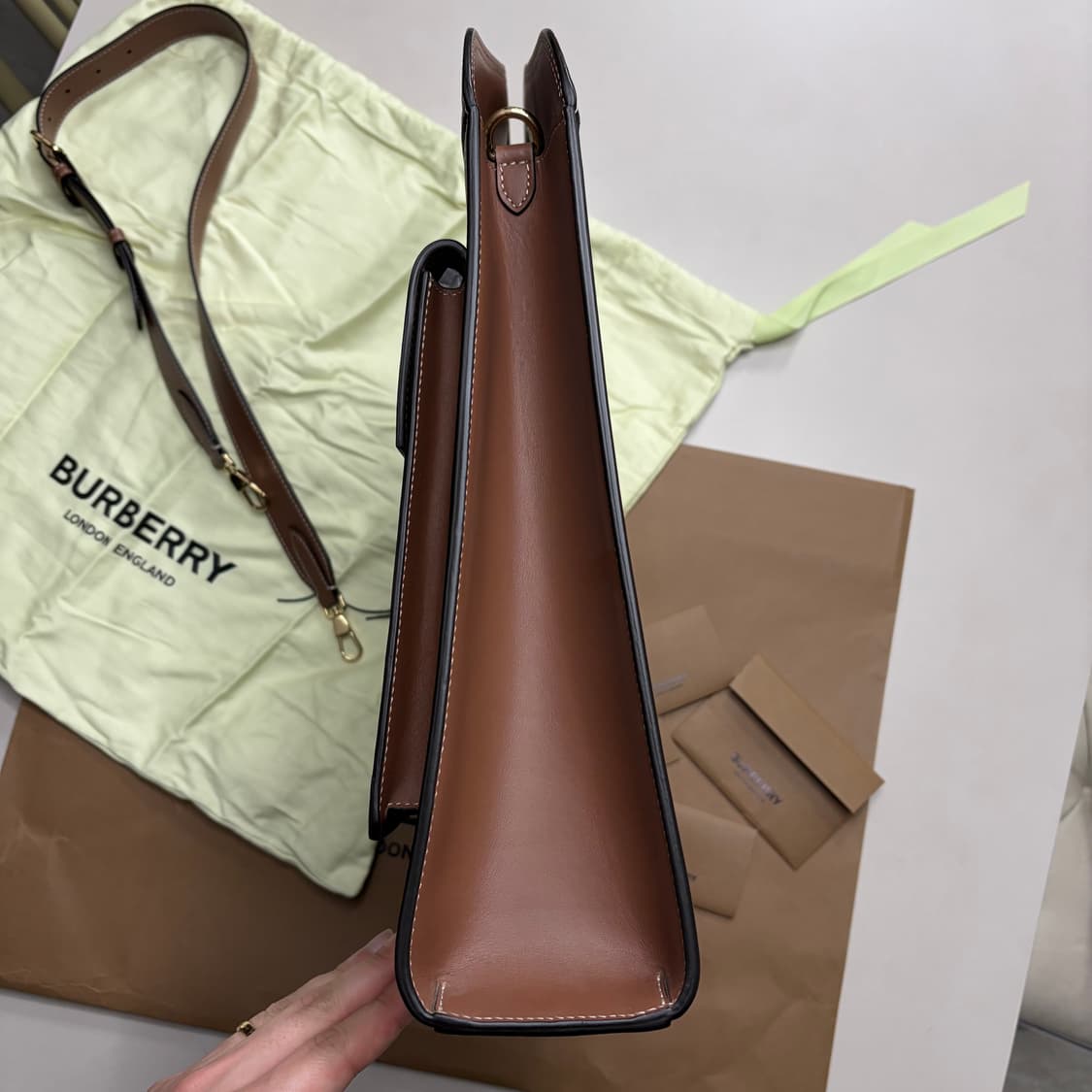버버리 포켓 토트백 라지 올가죽 (S급) 상품이미지4