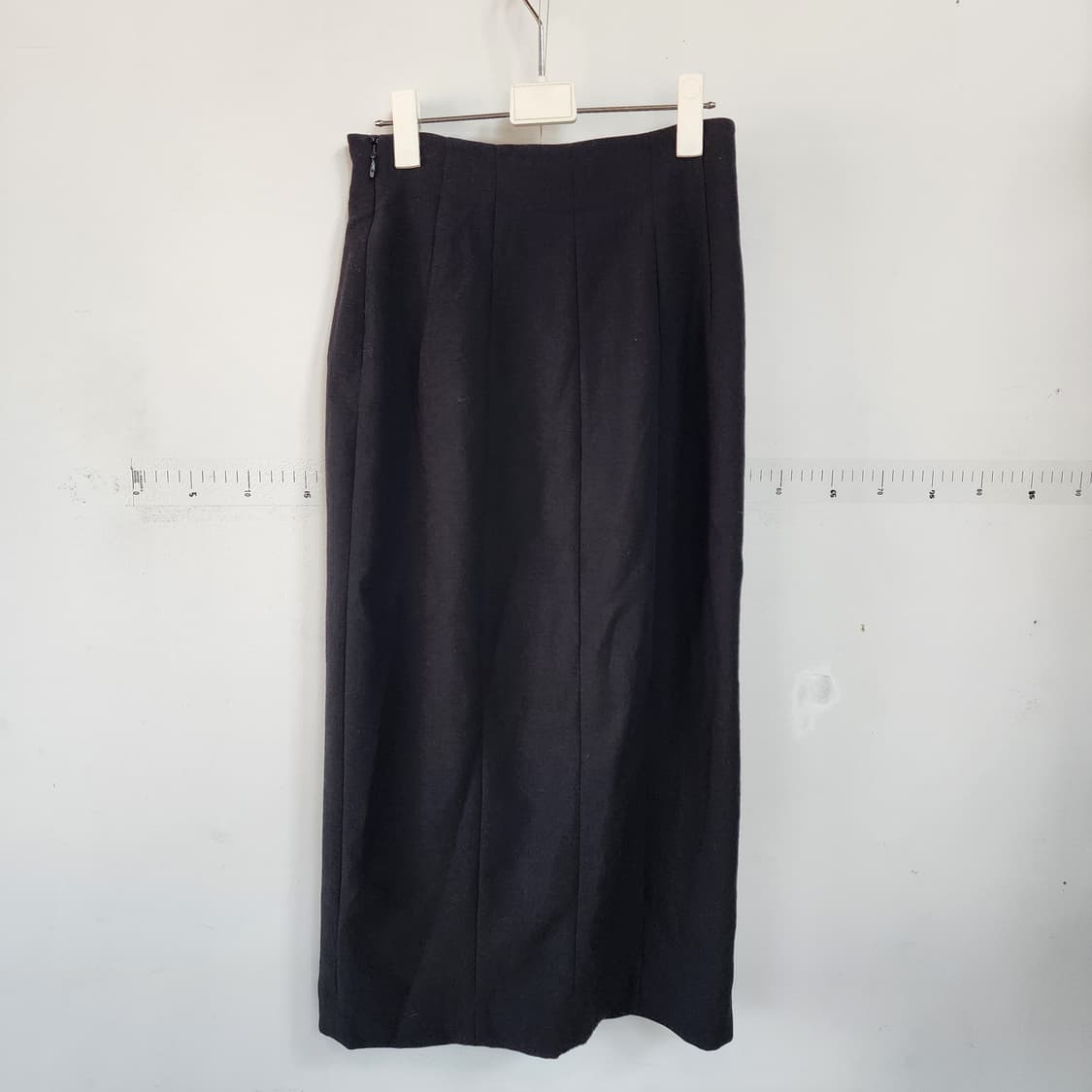 앤아더스토리 블랙 금장 버튼 슬릿 스커트 상품이미지2