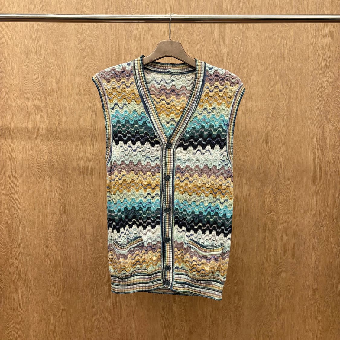 미쏘니 스포츠 민소매 조끼 무지개 물결 무늬 디테일 레귤러핏 레인보우 상품이미지2