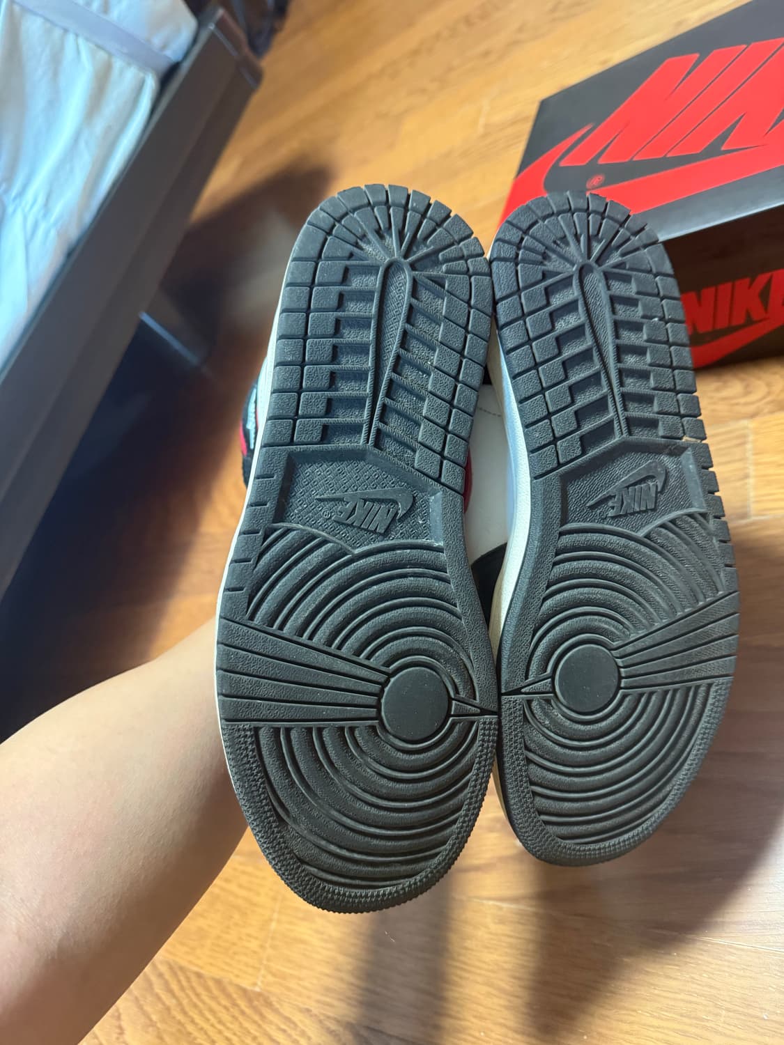 [255] 조던 1 레트로 하이 OG 짐레드 상품이미지8