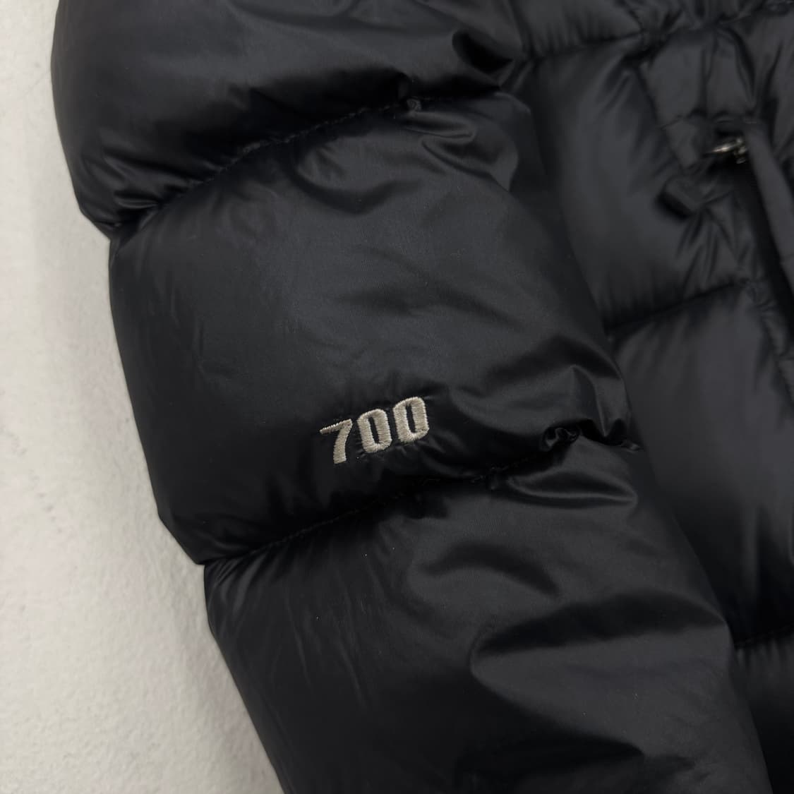 노스페이스 700 고프코어 애벌레 구스다운 눕시 경량패딩 블랙 상품이미지4