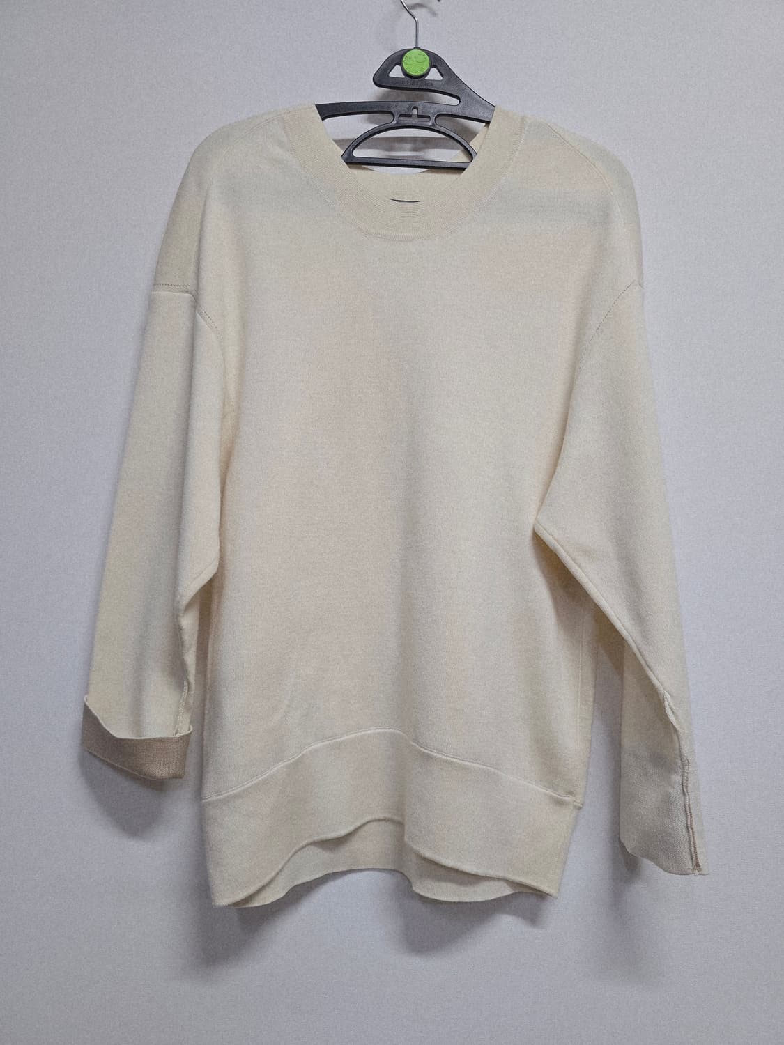 미샤 아이보리색 니트 스웨터 언발란싱 상품이미지4