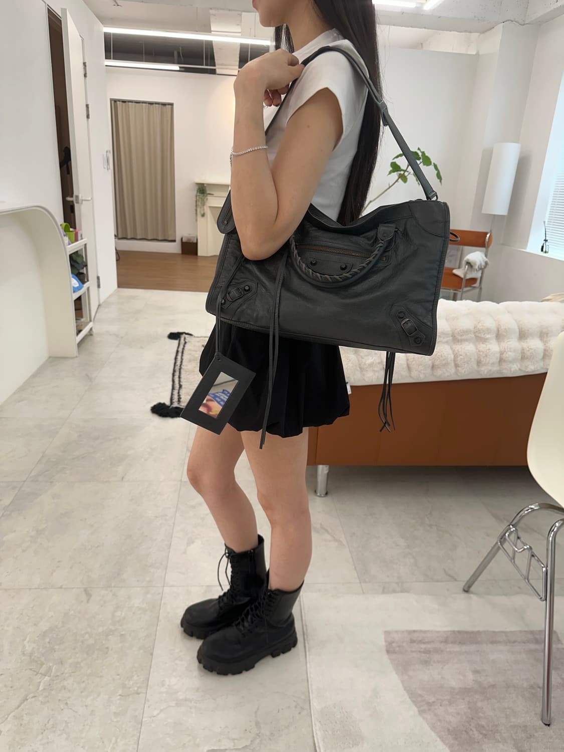 [A급 정품] 발렌시아가 시티 모터백 미디움 다크그레이 상품이미지10