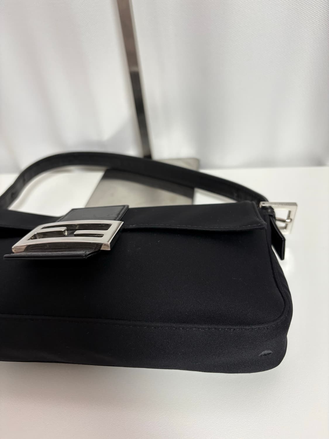 펜디 나일론 바게트백 블랙 상품이미지5