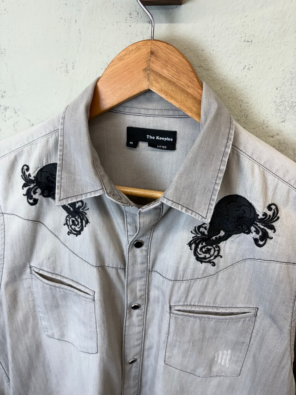 The Kooples 빈티지 스컬 자수 워싱 셔츠 상품이미지4