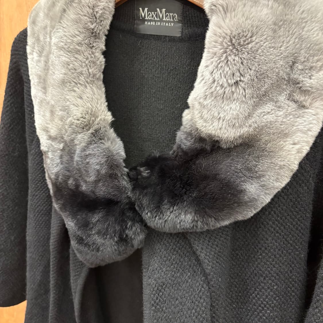 막스마라 A라인 7부 오픈형 니트 코트 그레이 퍼 카라 포켓 디테일 블랙 상품이미지6