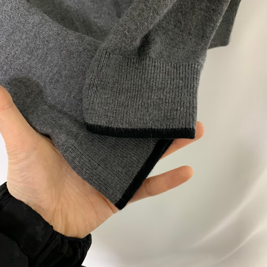 엠포리오 아르마니 블랙 그레이 배색 모크넥 긴팔 니트 여성 상품이미지7