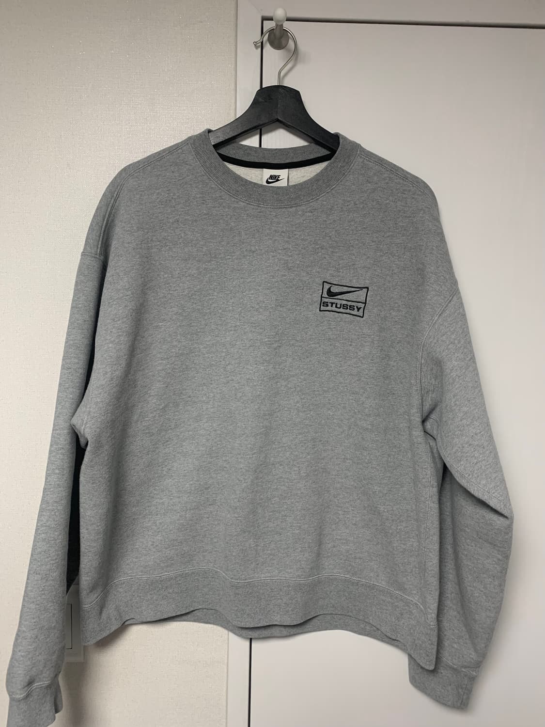 (급처)나이키 스투시 NRG 플리스 크루넥 다크 그레이 헤더 (DO933 상품이미지1