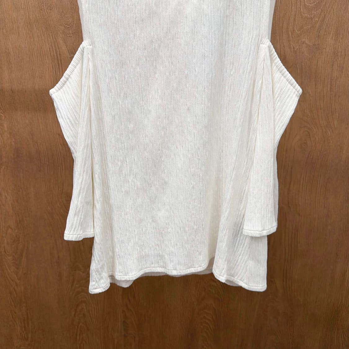 마쥬 슬리브리스 블라우스 러플 백 지퍼 디테일 레귤러핏 아이보리 상품이미지5