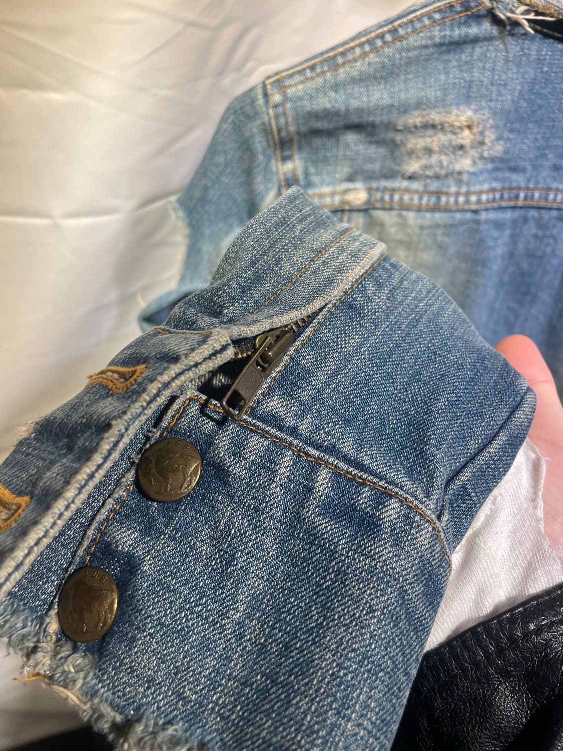 L.G.B MUDWASHED DENIM TRUCKER 상품이미지5