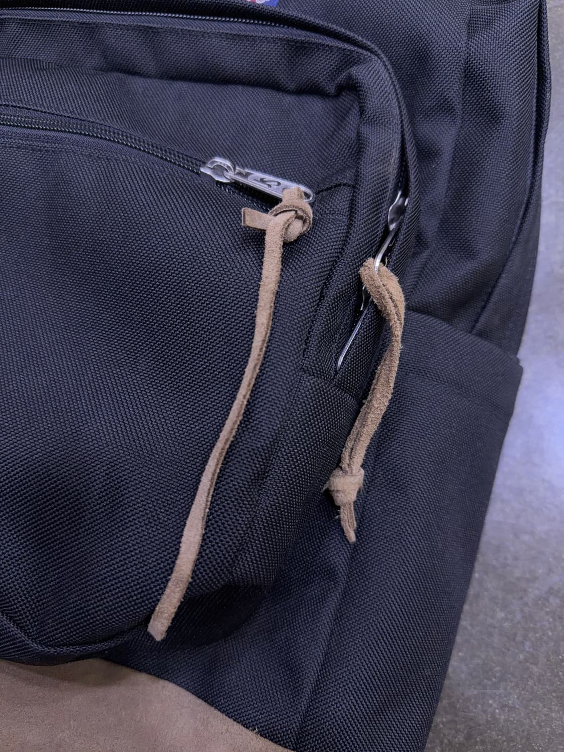 잔스포츠 라이트 스웨이드 블랙 캐쥬얼 백팩 상품이미지4