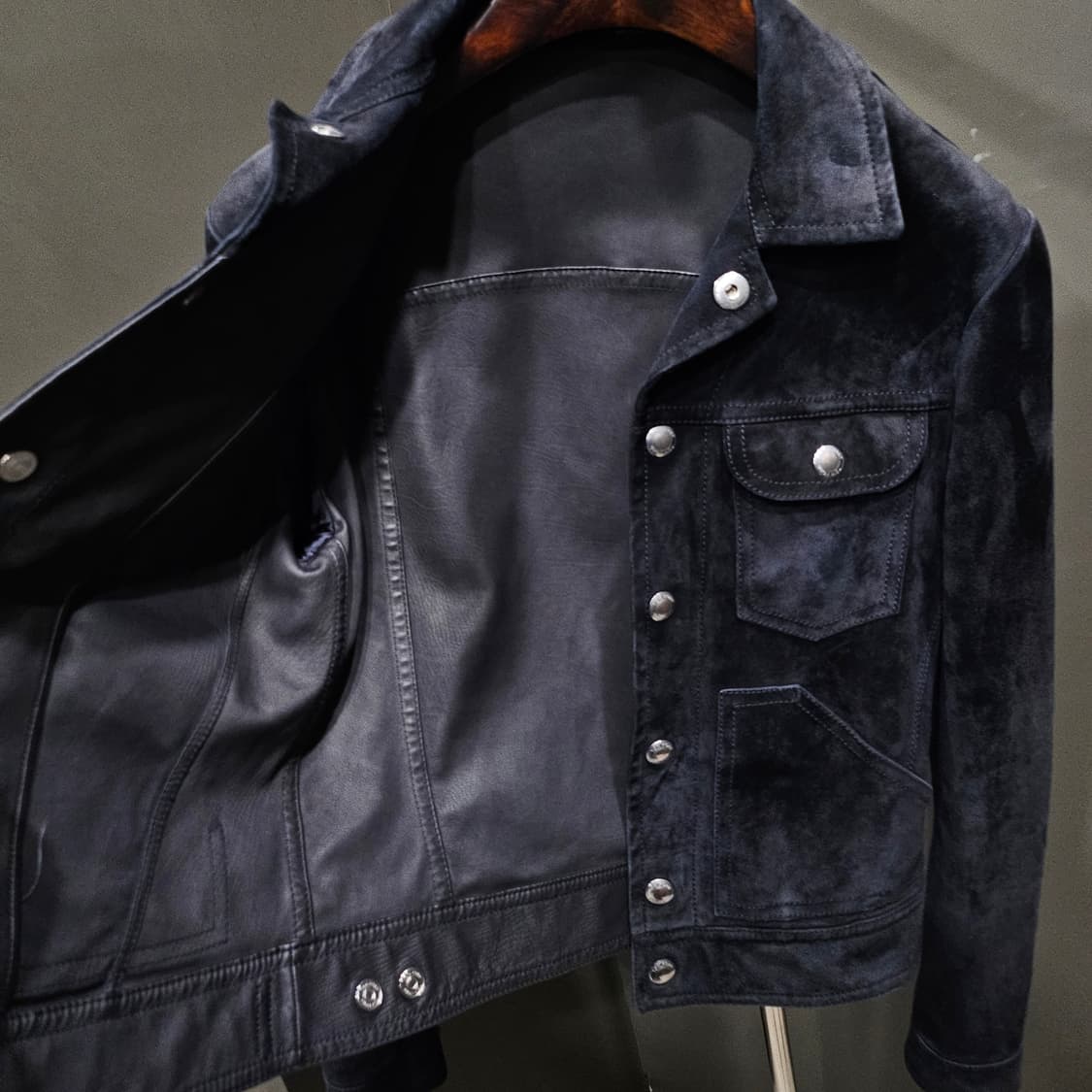 톰포드 캐시미어 스웨이드 트러커 자켓 블랙 상품이미지5