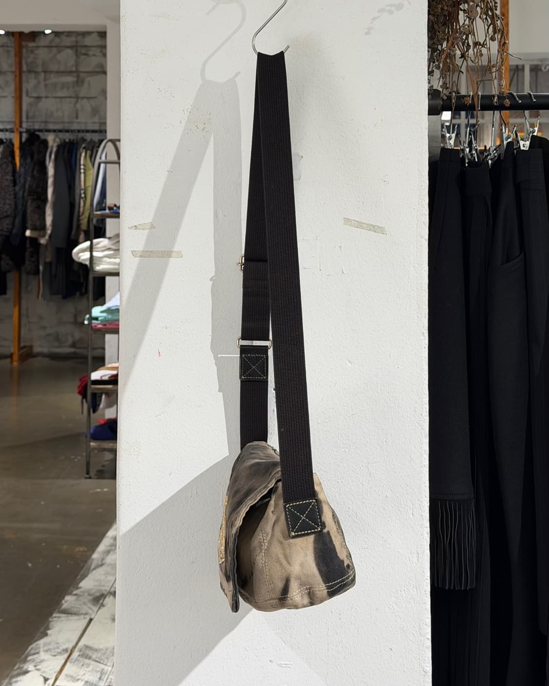 비비안웨스트우드 브라운 에지웨어 로드 코튼 숄더백 상품이미지5