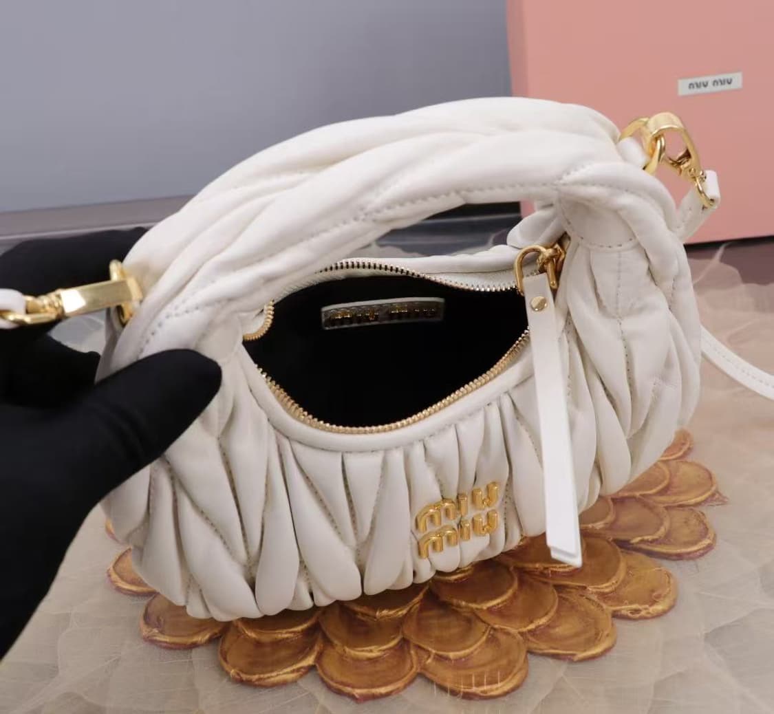 미우 미우 완더 마테라쎄 나파 가죽 호보 미니백 화이트 상품이미지4