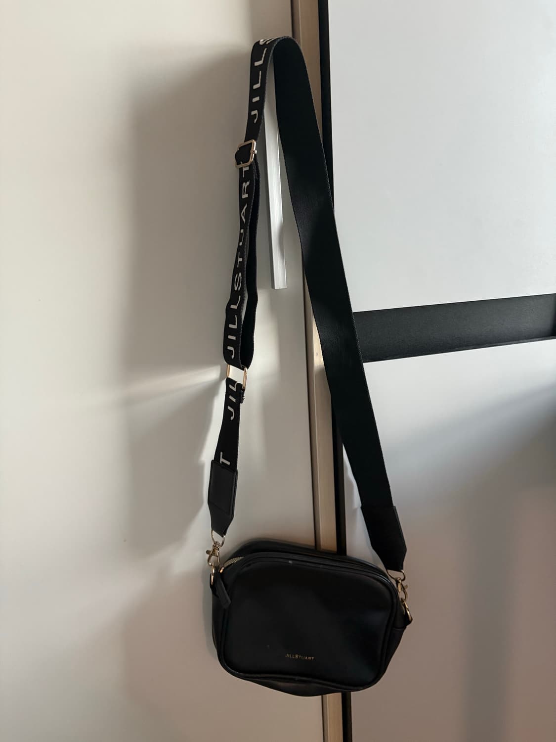 질스튜어트 블랙 미니 크로스백 / 로고 스트랩 상품이미지2