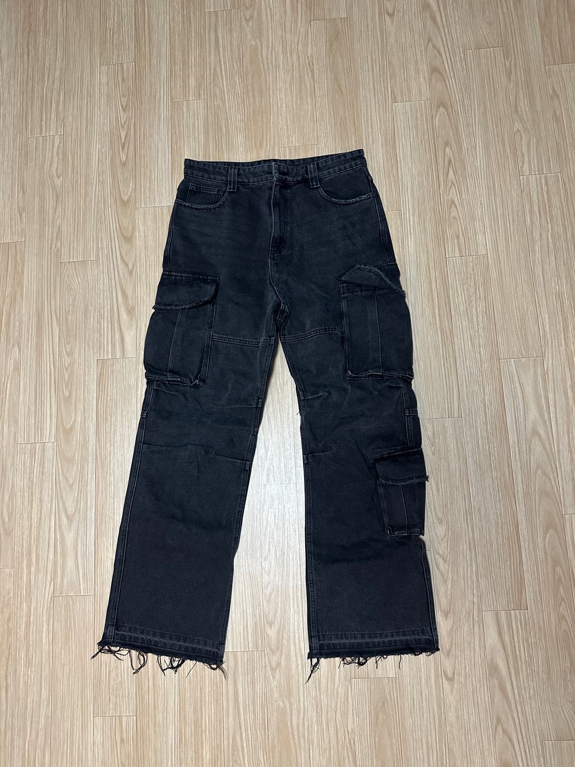 [L] COOR 컷 오프 멀티 카고 데님 팬츠 (블랙) 상품이미지2