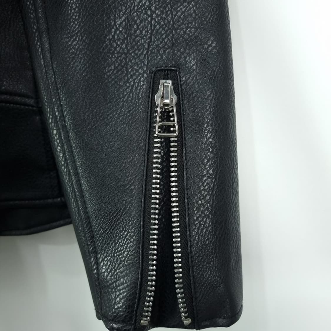 [드레스볼륨] 비건 레더 사선 라이더 자켓 블랙 M19127 상품이미지6