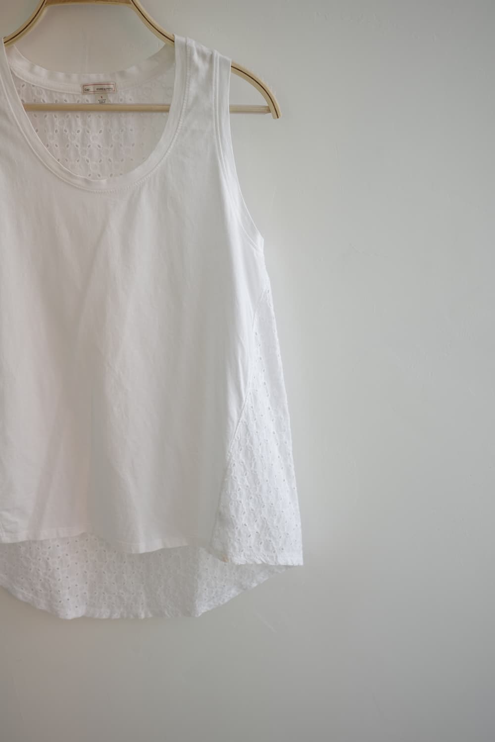 gap 
• 화이트 자수 나시 상품이미지2