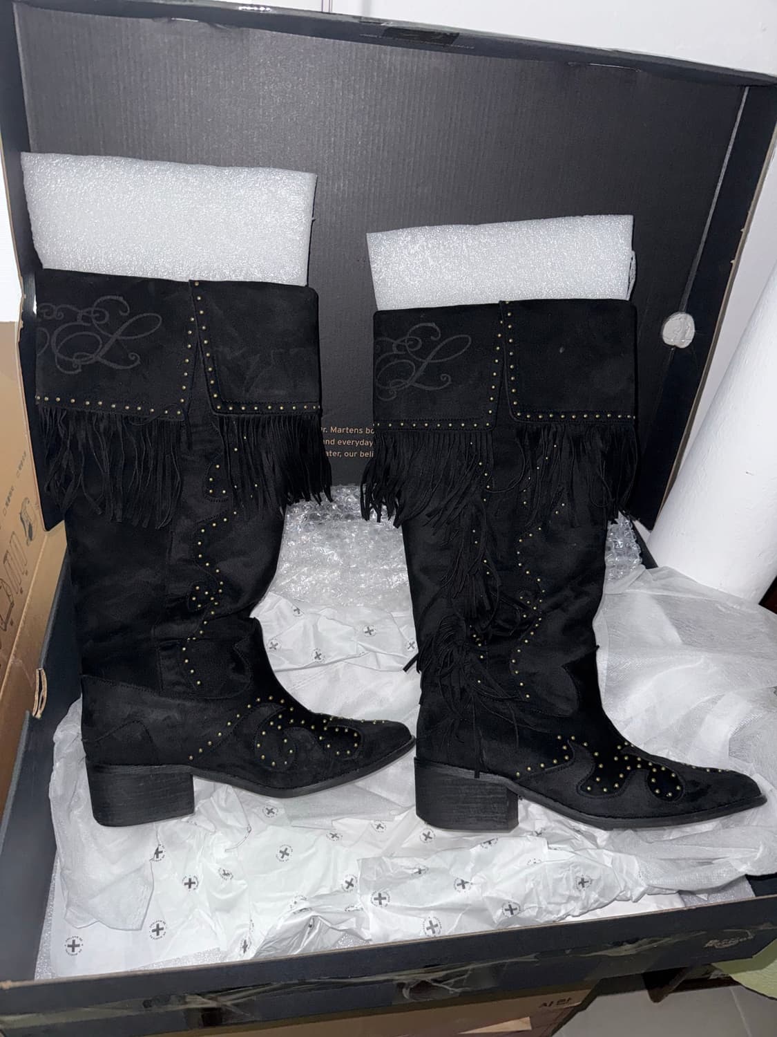 YEEL STUDDED SUEDE FRINGE BOOTS BLACK 상품이미지5